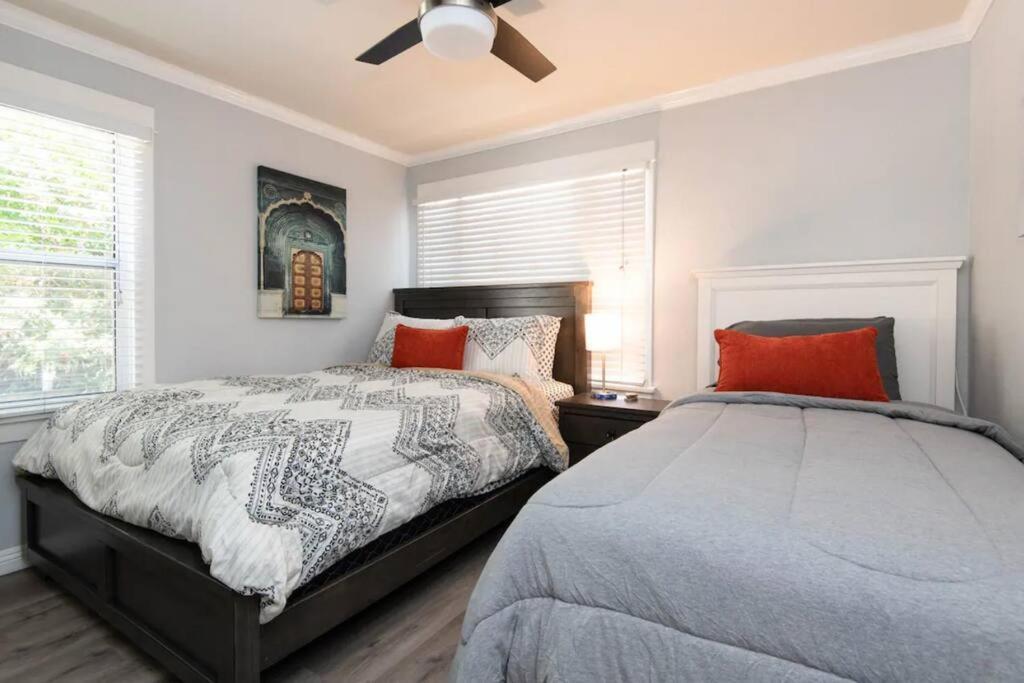 Chic Getaway Cozy Comfortable And Convenient With Two Bedrooms Apartamento
