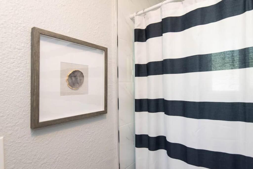 Chic Getaway Cozy Comfortable And Convenient With Two Bedrooms *