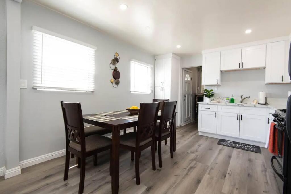 Chic Getaway Cozy Comfortable And Convenient With Two Bedrooms Los Angeles