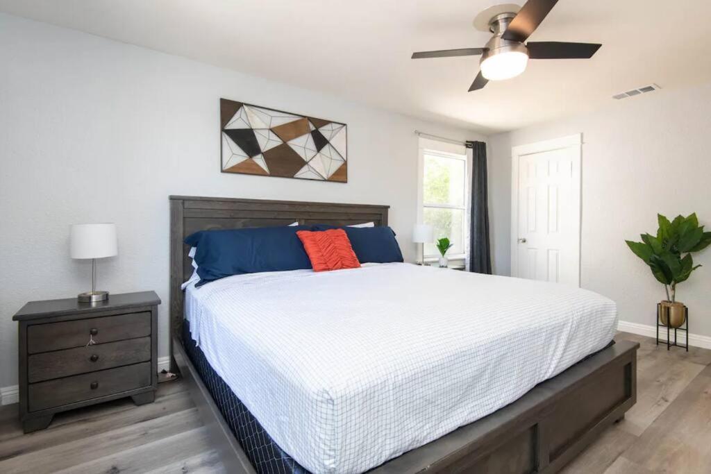 Chic Getaway Cozy Comfortable And Convenient With Two Bedrooms