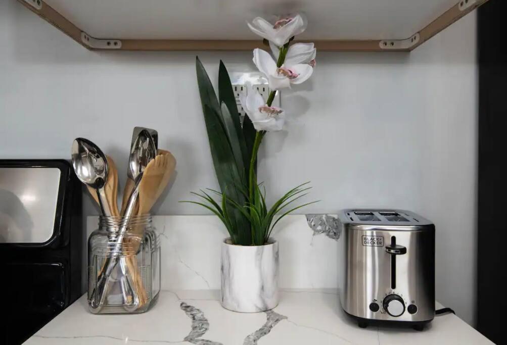 Chic Getaway Cozy Comfortable And Convenient With Two Bedrooms Apartamento