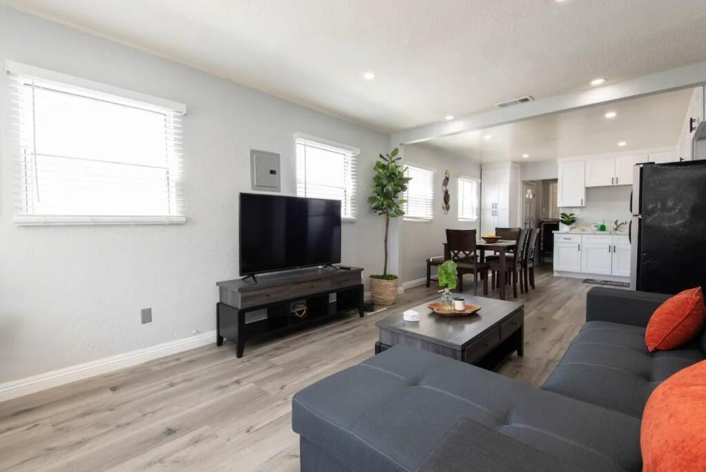 Chic Getaway Cozy Comfortable And Convenient With Two Bedrooms Apartamento